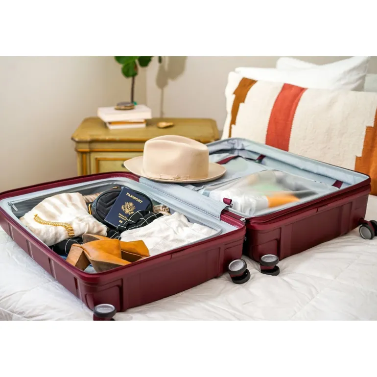 Samsonite Outline Pro Medium Spinner | Altman Luggage